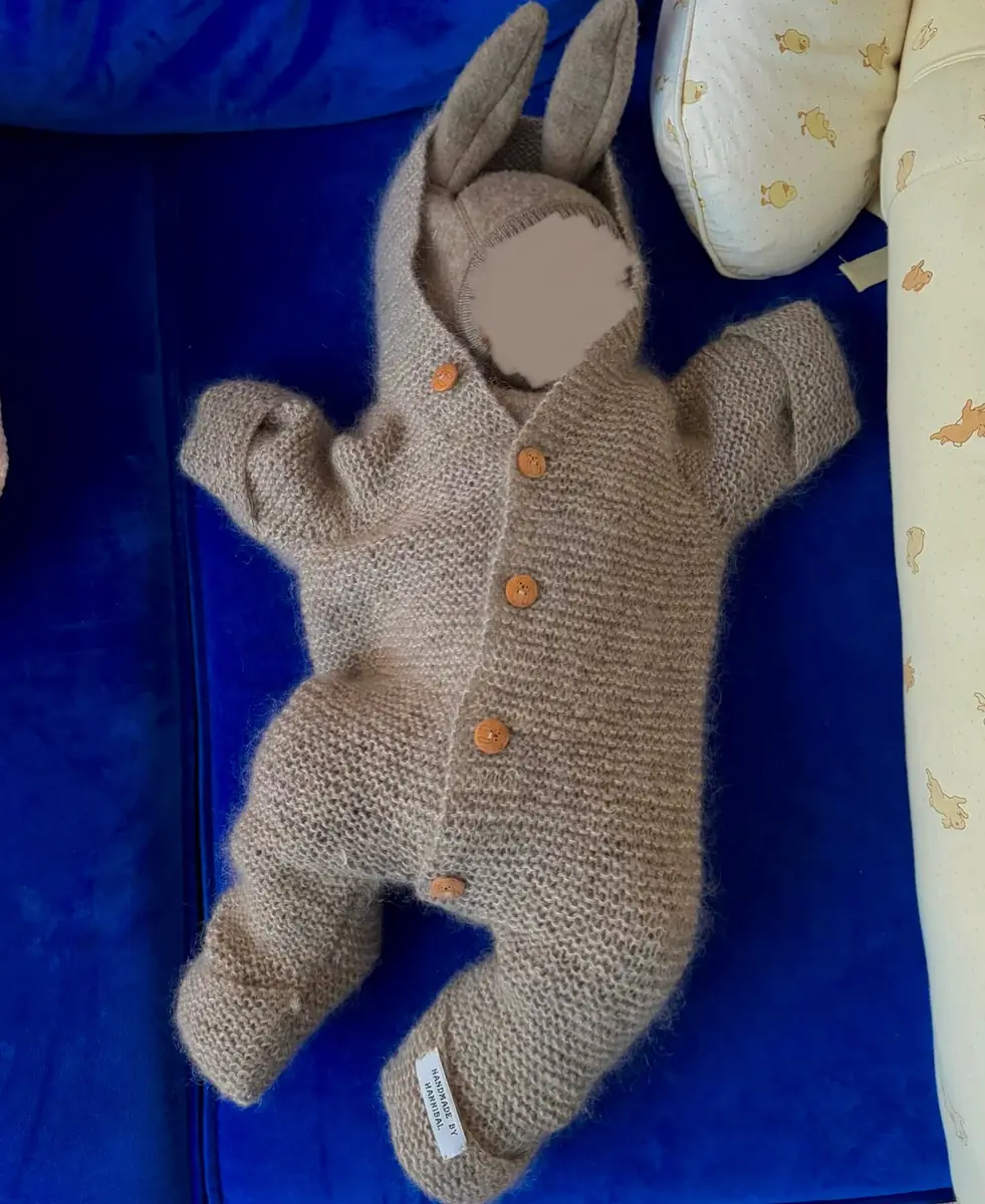 Håndstrikket babydragt med kaninører