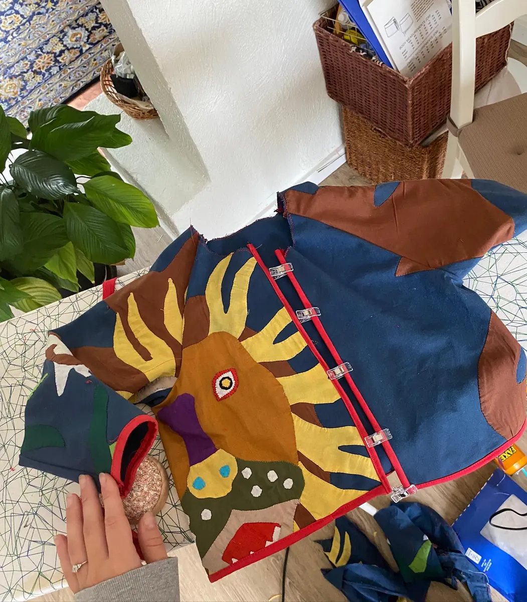 Grøn sweater med nordisk blomstermønster
